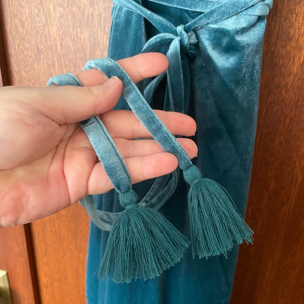 MOVING SALE! Amazing blue velvet Billabong wrap dress. Never worn! Size L - Picture 5 of 9